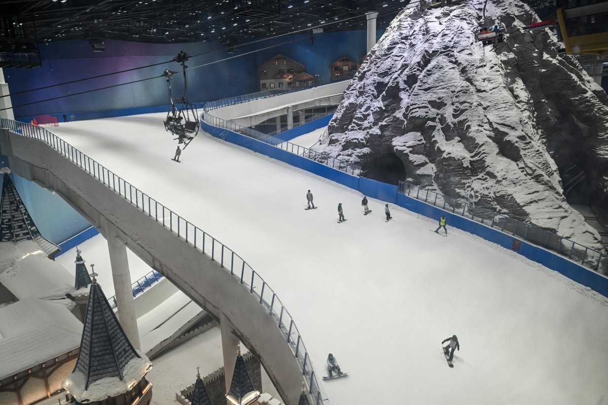 بالصور - أكبر مضمار تزلج داخلي في العالم بشنغهاي